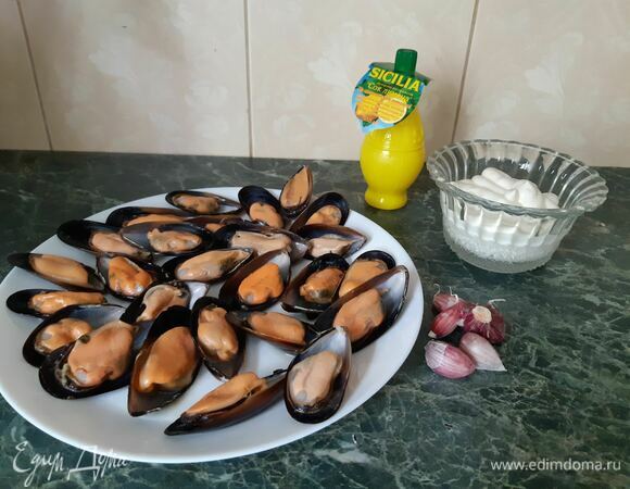 Берем 450 г мидий вареных. Раскрываю створки, оставляю на одной половинке мидию.