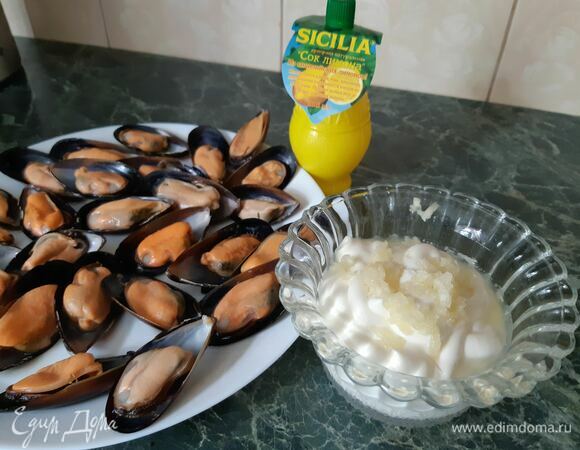 Берем 150 г майонеза, добавляем 3 средних зубчика чеснока, 5 ч. л. лимонного сока Sicilia. Все перемешиваем.