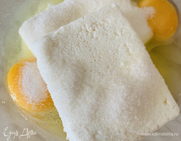 Взбить миксером яйца, творог, сахар и ванилин.