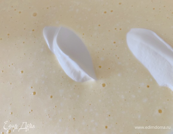 Добавить водку и сметану. Еще немного взбить.