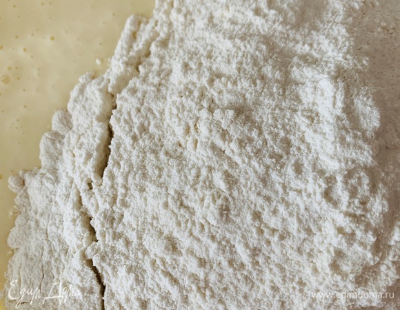 Добавить просеянную муку с содой и солью. Взбивать миксером до однородности.