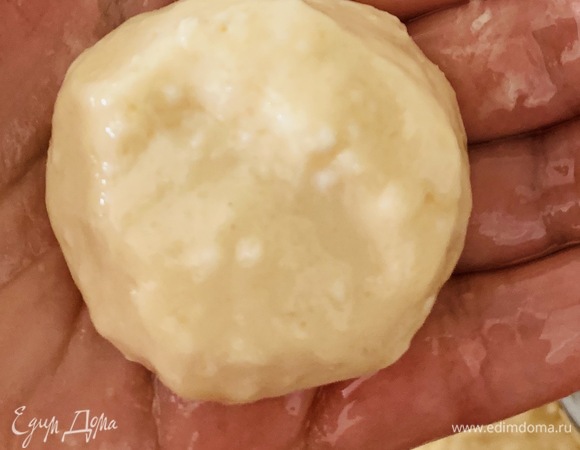Разогреть растительное масло. Сформировать небольшие шарики из теста (приблизительно половина столовой ложки) промазанными растительным маслом руками.