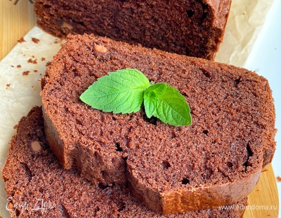 Сливочное масло взбить с сахаром при помощи миксера. Добавить по одному яйца. Продолжая взбивать, следом — сливки. Взбить все в однородную массу. В полученную массу добавить муку, кукурузный крахмал, какао и разрыхлитель. Перемешать до однородной консистенции. Добавить рубленый шоколад. Перемешать.