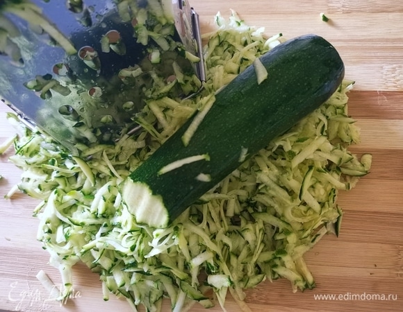 Цукини натереть на крупной терке.