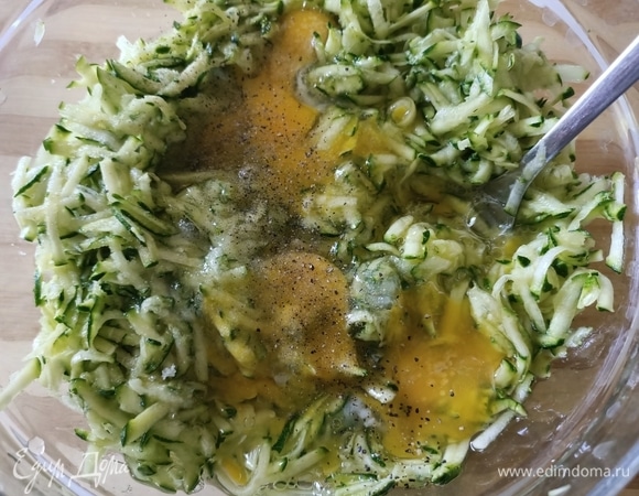 Добавить яйца, чеснок, соль, перец и перемешать.