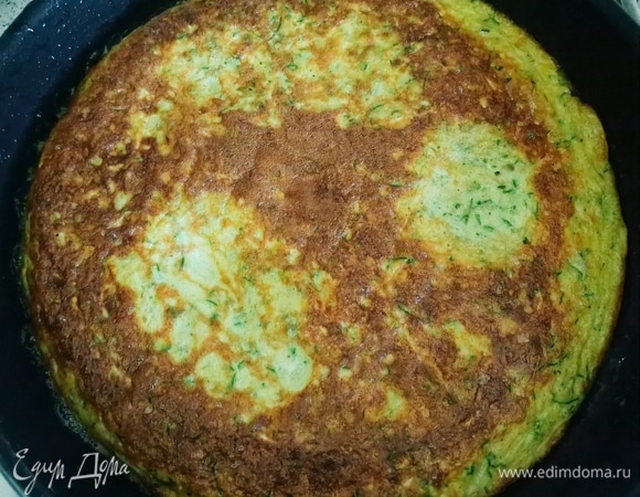 Разогреть сковороду, налить немного оливкового масла и вылить яичную смесь. Накрыть крышкой и готовить на медленном огне 4–5 минут, затем перевернуть и готовить еще 1–2 минуты.