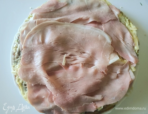 Готовый омлет выложить на тарелку и, пока теплый, смазать майонезом, посыпать сыром, выложить ветчину.