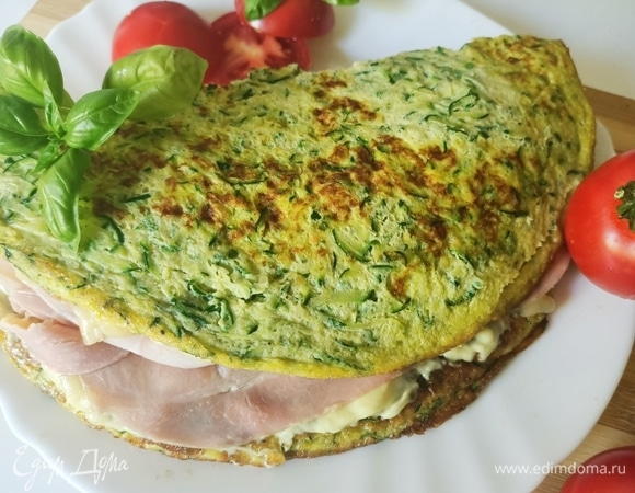 Аккуратно складываем омлет пополам и оставляем на пару минут для того, чтобы расплавился сыр.