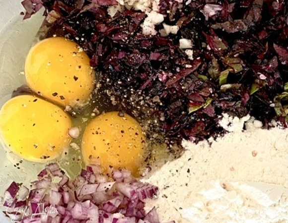 Листья свеклы промыть, просушить, мелко нарезать. Добавить мелко нарезанный лук, чеснок, добавить яйца, сметану, посолить, поперчить. Добавить муку. Все хорошо перемешать.