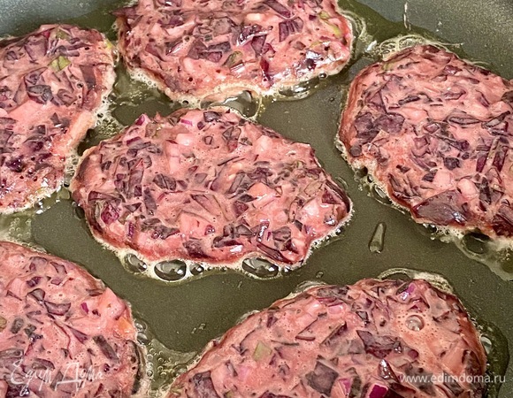 Сковороду разогреть, налить оливковое масло, столовой ложкой выкладывать смесь на сковородку. Обжаривать с двух сторон до румяной корочки.