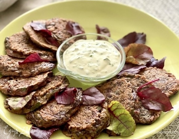 Подавать оладьи с соусом из сметаны, щавеля, чеснока и зелени. Ведут листья свеклы себя в подготовке и в процессе самого приготовления, как шпинат. Попробуйте приготовить! Это полезно и вкусно! Ботву молодой свеклы можно добавлять в салат, омлет, запеканку и в борщ с молодой крапивой и щавелем, можно готовить голубцы с листьями столовой свеклы вместо капусты.