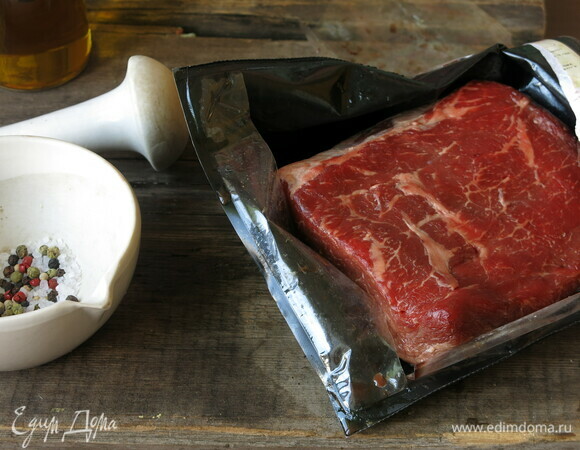 Подготовим мясо, масло и специи. Мясо заранее достаем из холодильника, зачищаем. В этот раз я экспериментировала: куски для ростбифа продаются у нас с жировой хрящевой основой, всегда срезала ее, а в этот раз оставила, зачем-то же при специальной разделке не убирают.