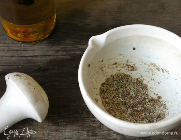 Растираем соль и перец, количество регулируйте по вкусу.