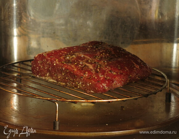 Рассчитываем время: на 450 г — 6–8 минут, для средней прожарки — 8–10. Мощность — 720 Вт. Включаем на половину времени. У меня 5,5 минут. Мясо рекомендую положить на низкую решетку, снизу должна быть тарелка.