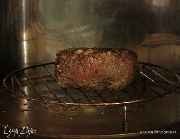 Переворачиваем, не протыкаем мясо. Во второй заход я включила комби: микроволны + гриль, микроволны 520 Вт, также 5,5 минут. Если образовалось много сока, сливаем его.