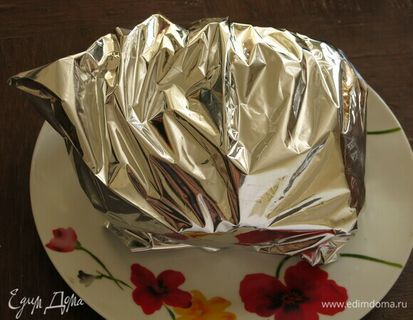 Достаем ростбиф и кладем на 30 минут в фольгу.