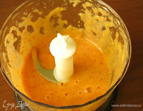 Готовим чатни: персики перебиваем с солью и чили.