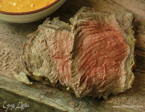 Можно охладить ростбиф, я выдержала 5 часов. Нарезаем и подаем с чатни. Если не снимали прослойку, можно ее срезать перед подачей. Любимые или коронные рецепты тем хороши, что вносишь в них коррективы в зависимости от ситуации, экспериментируешь, а результат всегда радует. Приятного аппетита!