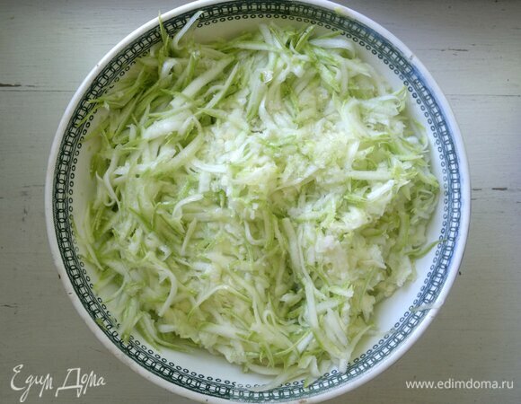 Кабачки натереть на крупной терке. Немного посолить и дать постоять полчаса.