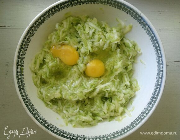 Кабачки как можно тщательнее отжать от сока. Добавить яйца, поперчить, перемешать.