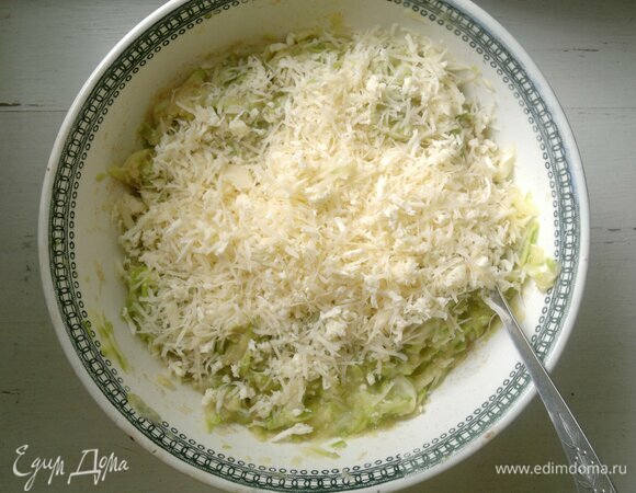 В тесто добавить брынзу.