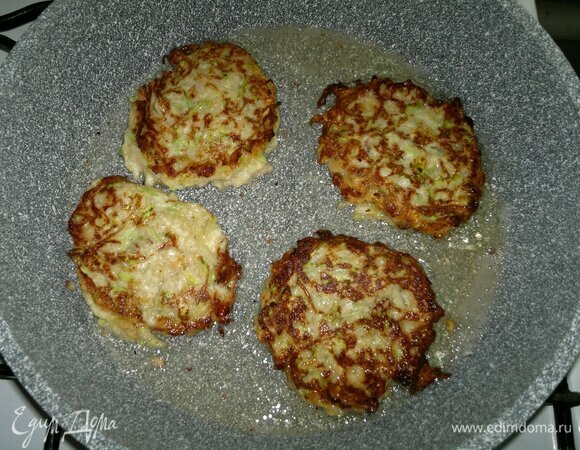 Перевернуть оладьи на другую сторону и обжарить до румяности. Подливая порциями масло, пожарить все оладьи. Налив порцию масла, дождитесь, когда оно хорошо разогреется.