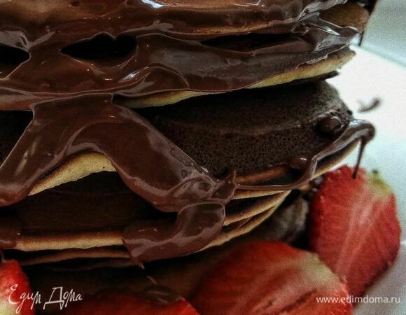 Шоколад растопить на водяной бане и полить сверху наши панкейки. Клубнику помыть, просушить и украсить сверху и по бокам. Приятного аппетита!🍓🤤🥞