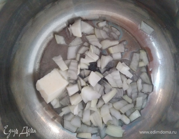 В кастрюльке соединить оба вида масла, всыпать нарезанный лук. Готовить, помешивая, 2 минуты. Добавить нарезанный чеснок и готовить вместе еще 2 минуты.