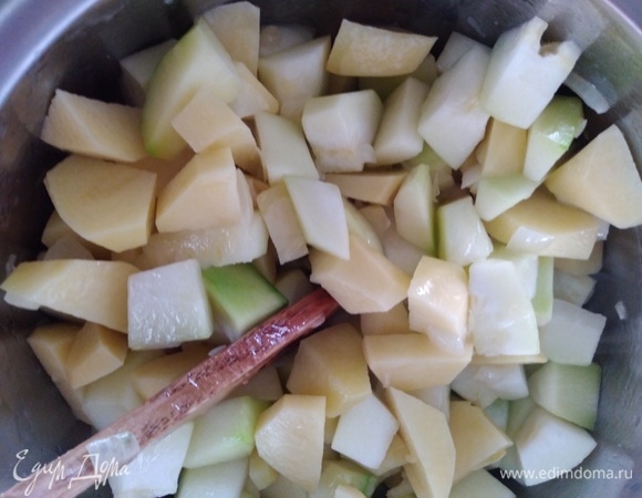 Почистить картофель и цукини. Нарезать одинаковыми кубиками. Всыпать к луку. Перемешать. Залить кипятком, чтоб едва покрывало овощи, посолить и поперчить по вкусу.