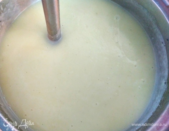 Варить 20 минут до готовности. Я немного жидкости сливаю в отдельную емкость, чтоб потом регулировать густоту. Пробить блендером до состояния пюре. Если нужно, добавить жидкости. По вкусу иногда я вливаю пару ложек сливок.