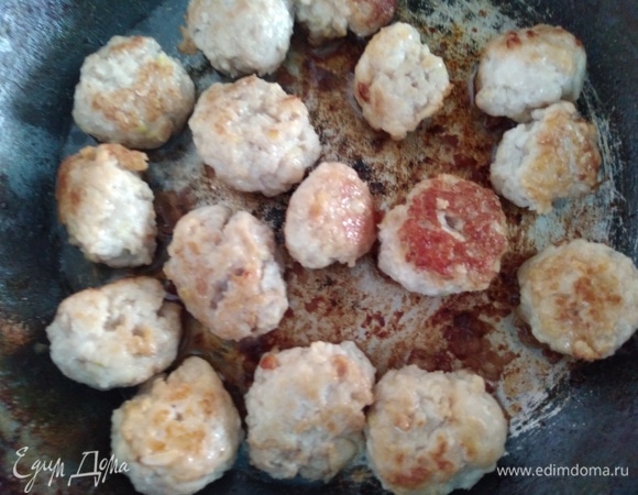 Добавки к такому супу могут быть самые разные: от сухариков и сыра до мидий и фрикаделек. В этот раз у меня был куриный фарш. Поджарить маленькие фрикадельки до готовности.