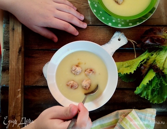 Разлить суп по тарелкам, сверху выложить фрикадельки. Подавать с зеленым салатом и овощами. Приятного аппетита!