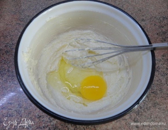 В миске взбить сливочное масло комнатной температуры с обычным и ванильным сахаром. Добавить по одному яйца, продолжая взбивать.