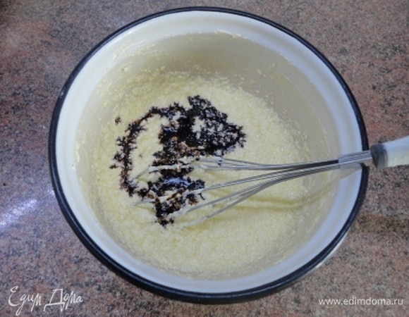 Затем добавить творог (предварительно протертый), майонез, кофейный экстракт. Перемешать.