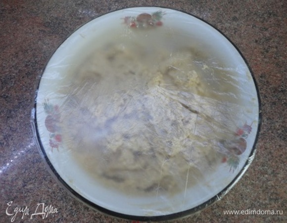 Муку просеять с разрыхлителем, крахмалом и солью и добавлить ее в творожную массу. Замесить тесто, накрыть миску с тестом пленкой и отправить в холодильник на 30–40 минут.