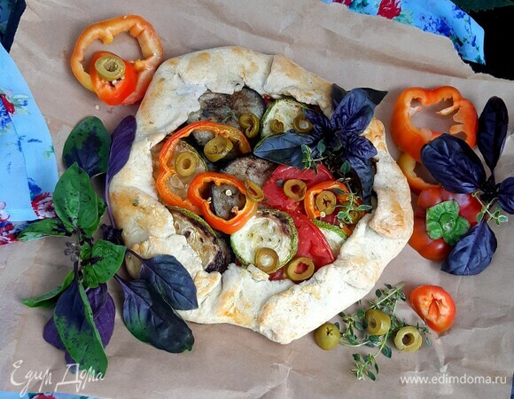 Готовую галету украсить свежими веточками тимьяна и базилика.