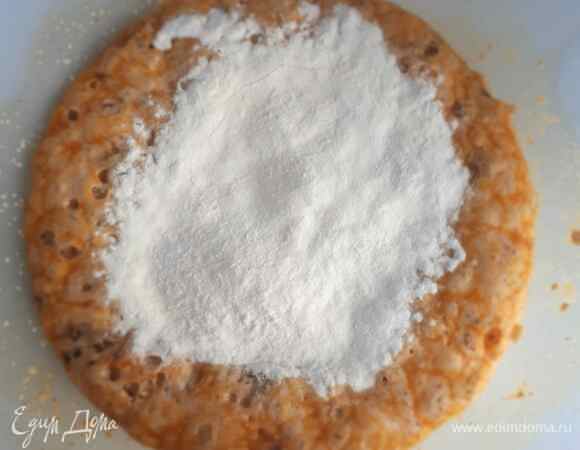 Сначала заводим тесто. Для этого подогреваем немного тыквенного пюре (у меня был тыквенный сок), добавляем коричневый сахар (у меня был финиковый сироп), соль и сухие дрожжи, оставляем на 15 минут. Затем добавляем оливковое масло, специи, а потом сначала рисовую муку и после нее пшеничную. Замешиваем мягкое тесто, оставляем его в теплом месте на 2 часа для подъема.