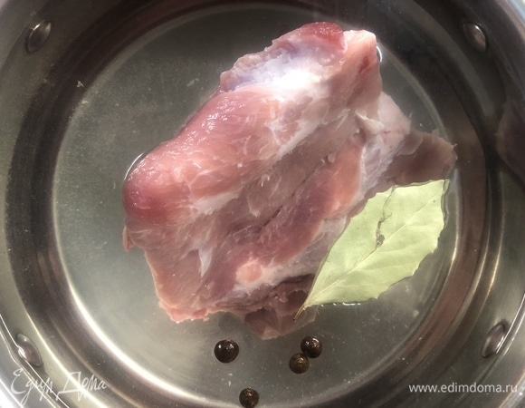 Сварите 1,5 л бульона из тех костей, которые у вас есть, залив кости 2 л холодной воды, добавив лавровый лист и душистый перец.