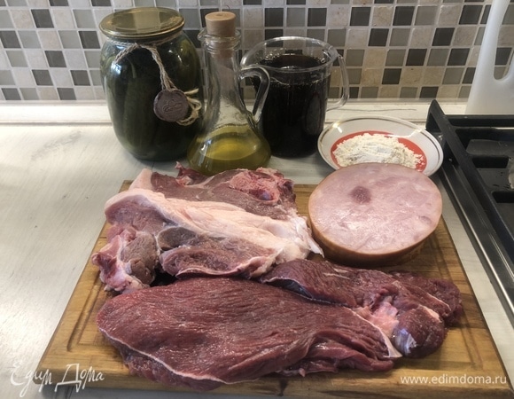 Мясо вымойте, просушите бумажными полотенцами.