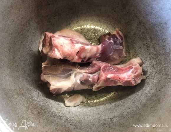 В кастрюлю с толстым дном отправьте баранину вниз жиром. Дождитесь, пока жир растопитья, но не будет пригорать.