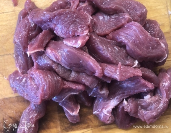 Нарежьте говядину длинными слайсами.