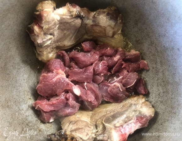 Когда бараний жир достаточно растопится, добавьте говядину.