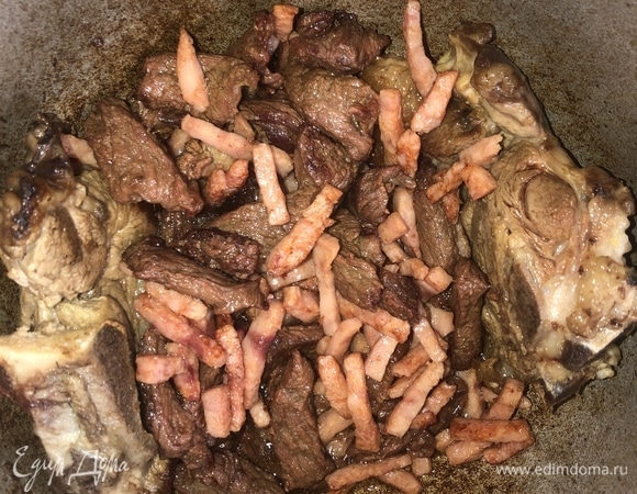 Нарежьте ветчину и отправьте ее к остальному мясу, поджарьте все до золотистого оттенка.