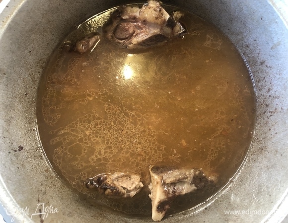 Залейте мясо получившимся (процеженным) бульоном.