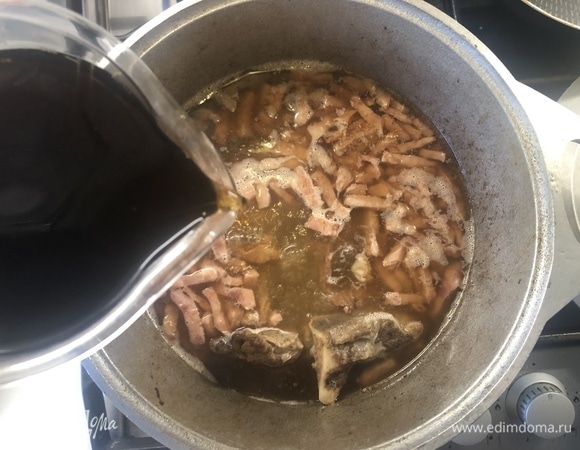 После закипания добавьте квас.