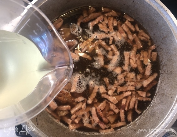 И снова после закипания влейте 200 мл огуречного рассола. Продолжаем тушить на медленном огне, пока мясо не станет разваливаться.