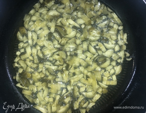 В сковороде на масле обжарьте соленые огурцы, добавив в зажарку муку.