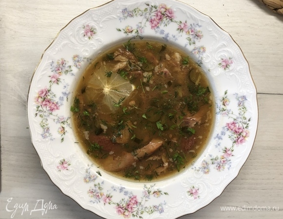 Порционно добавляем лимон без кожуры и нарезанную петрушку с укропом. Приятного аппетита.