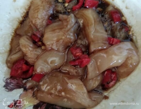 Куриную грудку нарезать соломкой. Приготовить маринад. Смешать соевый соус, рыбный соус, кунжутное масло, нарезанный кольцами перец чили и пропущенный через пресс чеснок. Добавить сахар и замариновать курицу. Долго мариновать не надо, пусть постоит, пока вы подготавливаете остальные ингредиенты.