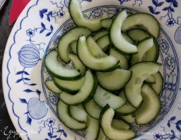 Огурцы помыть, обсушить, разрезать вдоль на две половинки. Чайной ложкой удалить семена и нарезать тонкими полукольцами. Засыпать солью и оставить на несколько минут.